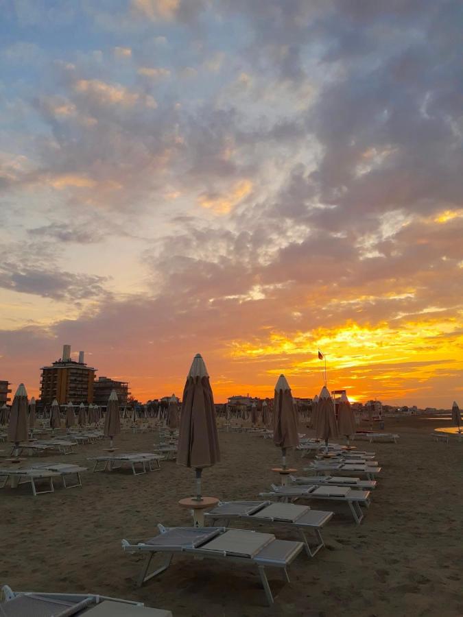 Hotel Criss Rimini Buitenkant foto
