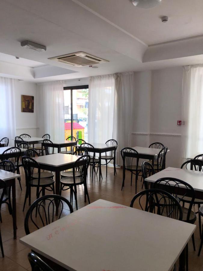 Hotel Criss Rimini Buitenkant foto